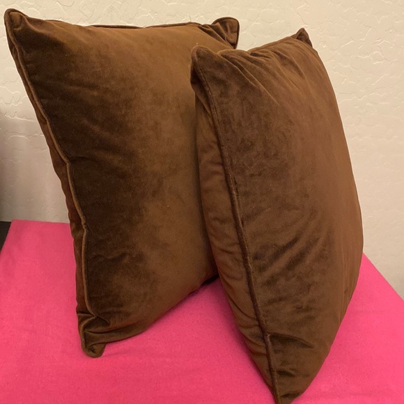 🆕 Chocolate Brown Velvet Accent Pillows (Set of 2) - Picture 3 of 10